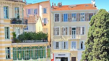 خزنة داخل الغرفة وبديكورات فريدة لكل غرفة وستائر تعتيم