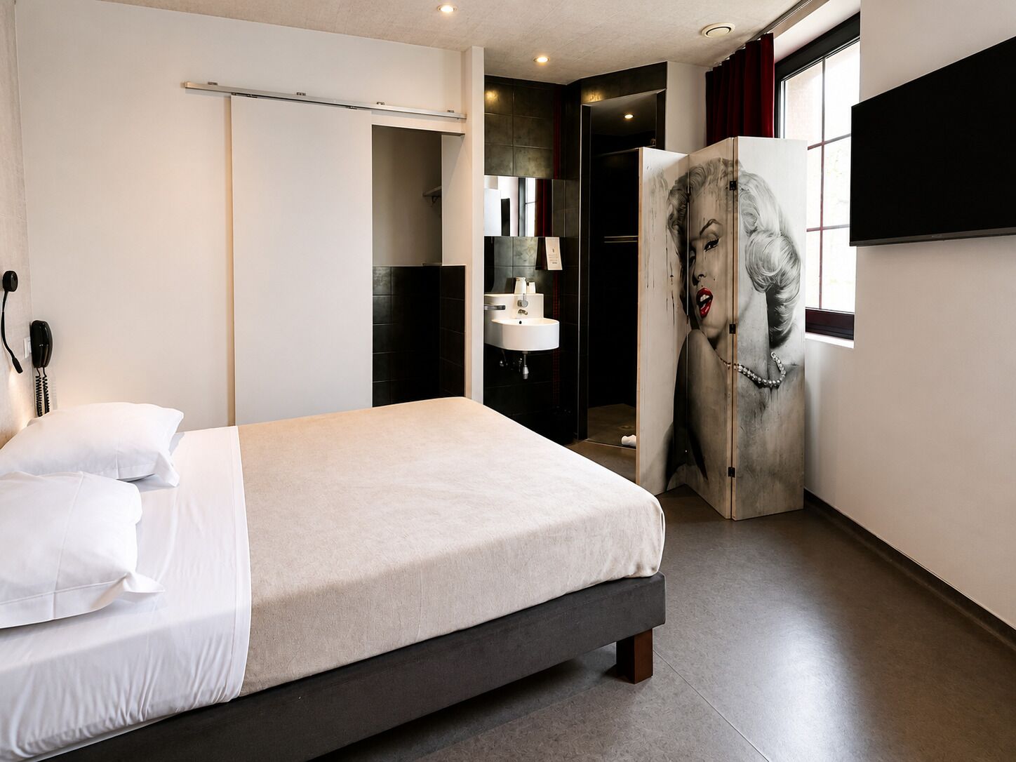 Chambre simple standard - Court Métrage | In-room safe, individually decorated, blackout drapes, soundproofing