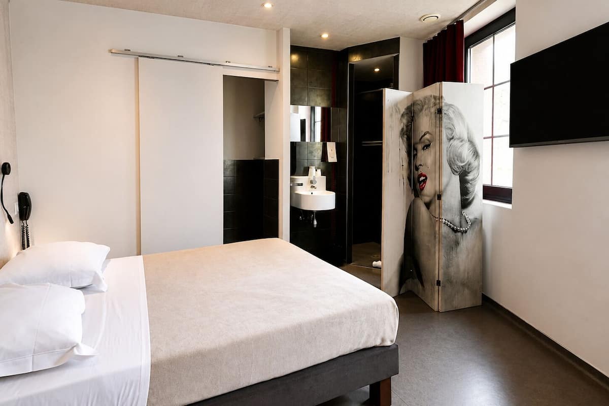 Chambre simple standard - Court Métrage | In-room safe, individually decorated, blackout drapes, soundproofing