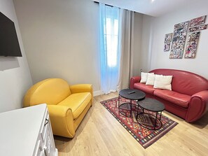 Apartment (41m2) - Nearby the Hotel | Living area | Flat-screen TV - 7 Art Hotel Cannes (Cannes)