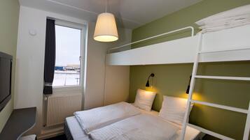 Escritorio, wifi gratis y ropa de cama