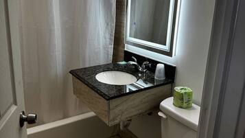 Habitación, 1 cama doble | Baño | Ducha, artículos de higiene personal gratuitos y toallas