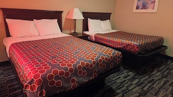 Kamer, 2 tweepersoonsbedden | Een bureau, gratis wifi, beddengoed