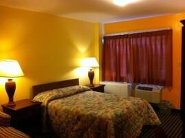 Escritorio, wifi gratis y ropa de cama