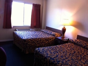 Desk, free WiFi, bed sheets - Ashford Motel (Ashford)