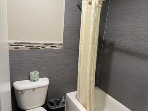 Room, 1 King Bed, Smoking | Bathroom