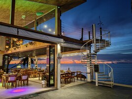 供应早餐、午餐和晚餐，海滩景观