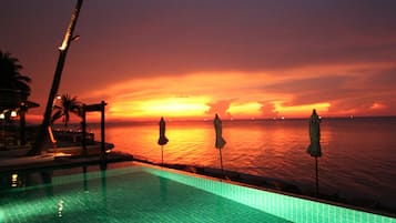 Una piscina al aire libre (de 07:00 a 18:00), sombrillas, tumbonas