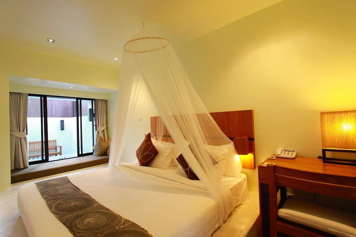 Minibar, in-room safe, desk, blackout curtains