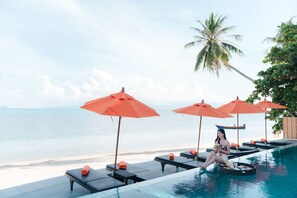 حمّام سباحة خارجي، مظلات على حمّام السباحة، مقاعد للتشمس