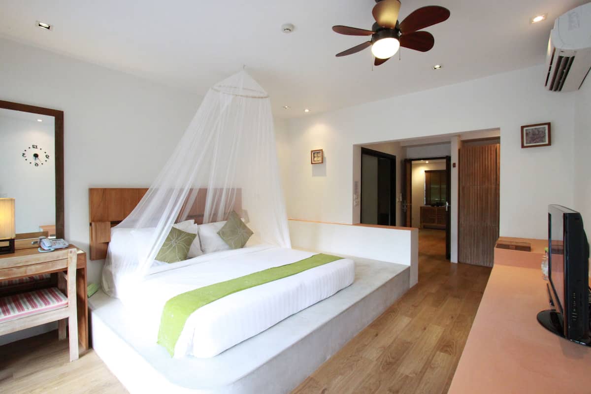 Jacuzzi Family Suite | Minibar, in-room safe, individually decorated, individually furnished