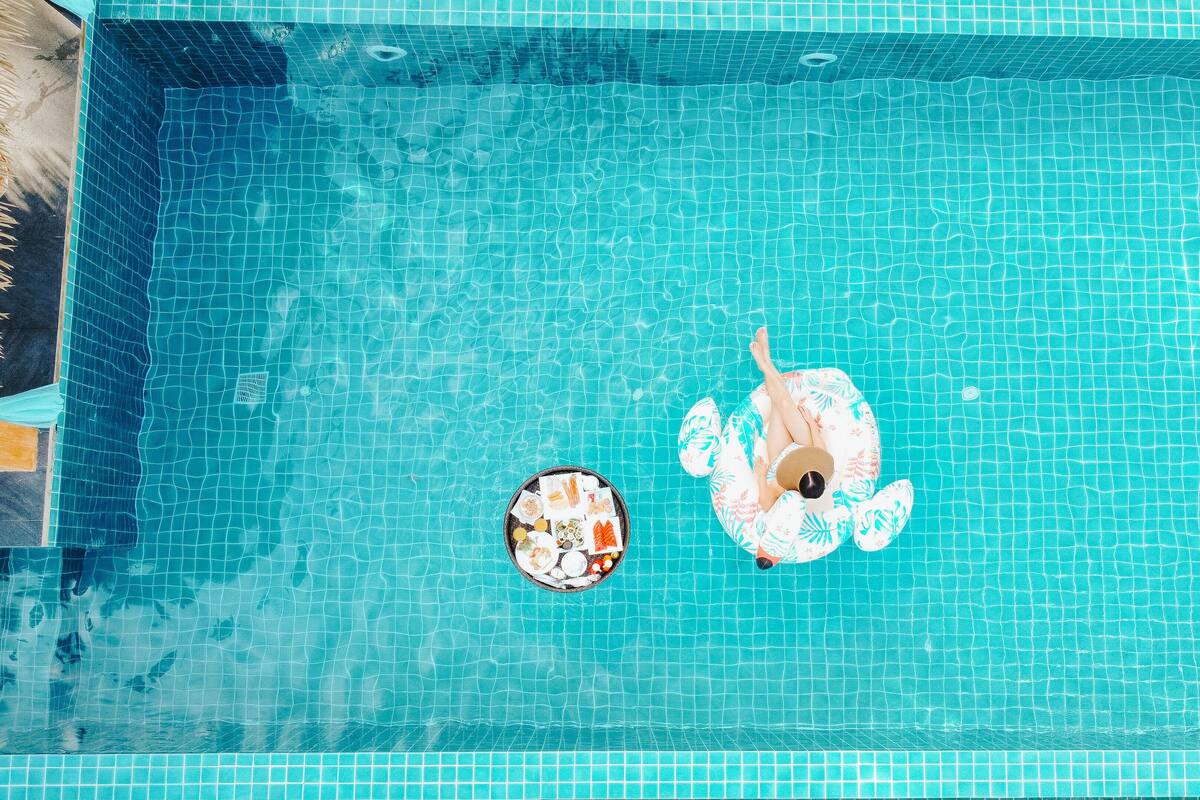 outdoor pool, open 7:00 am to 6:00 pm, pool umbrellas, pool loungers