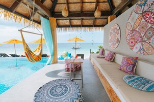 室外游泳池，07:00 至 18:00 开放，池畔遮阳伞，日光浴躺椅