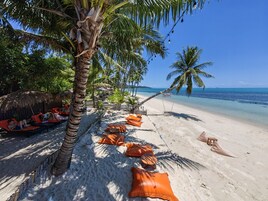 在海滩、白沙、沙滩椅、海滩遮阳伞