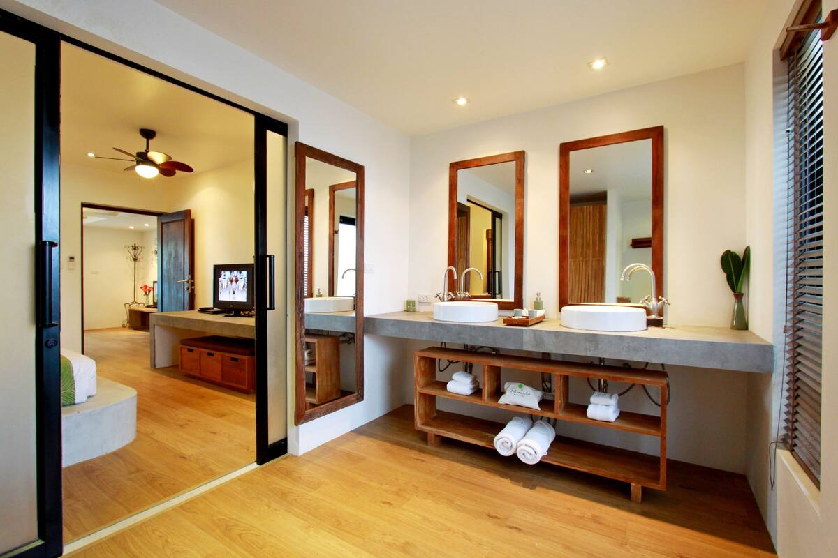 jacuzzi family pool suite | bathroom sink