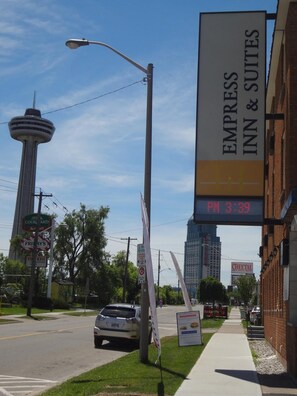A hotel sign for Empress Inn & Suites with a digital clock displaying 3:39 PM. - Empress Inn and Suites by The Falls (Niagara Falls)