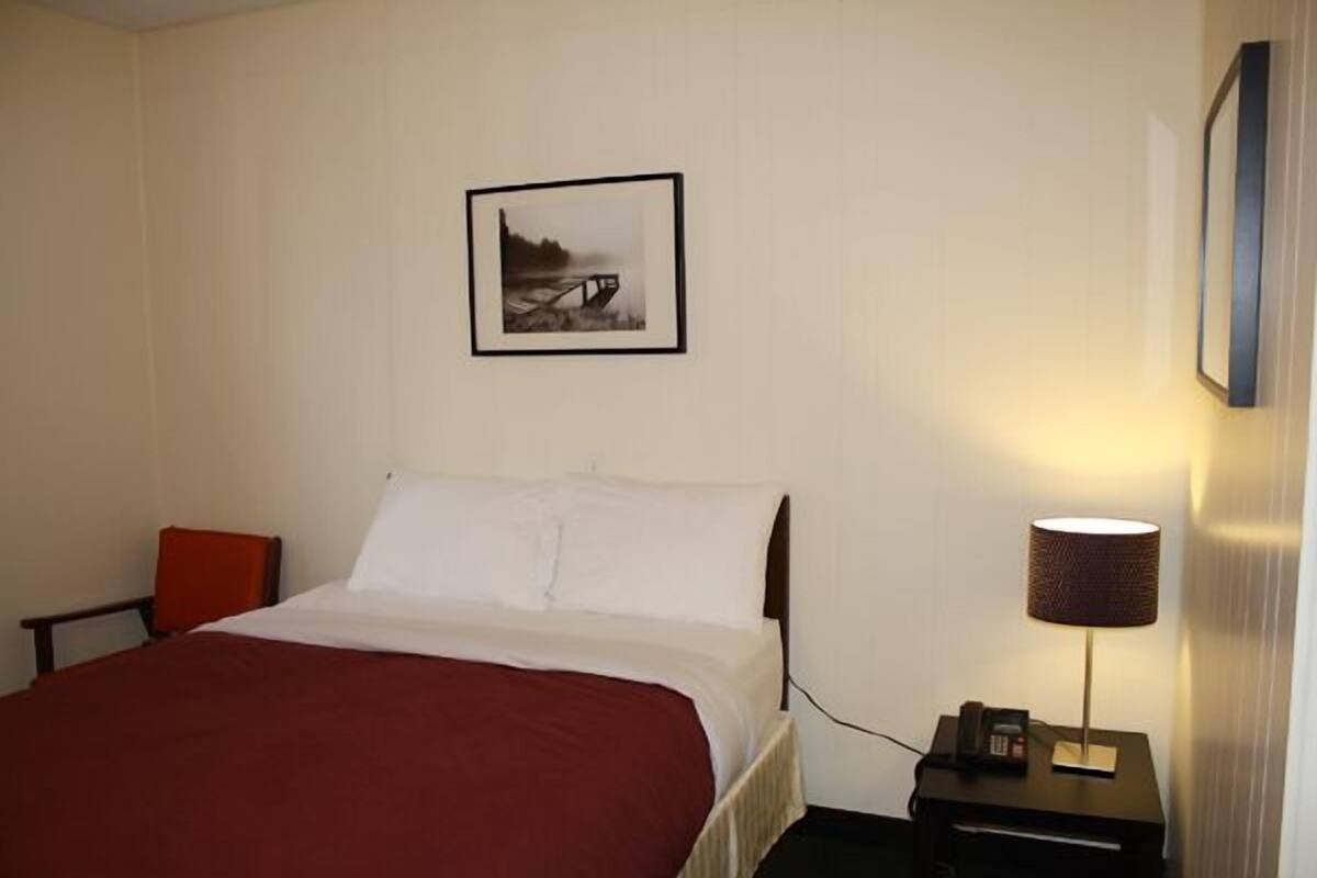 Egyptian cotton sheets, premium bedding, pillowtop beds, in-room safe