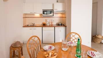 Refrigerador, microondas, placa de cocina, lavavajillas