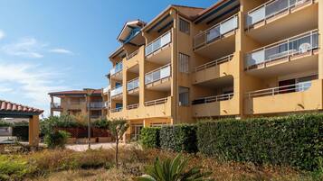 Vista frontal de la propiedad