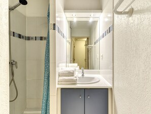 Appartamento, vista mare parziale (2 pièces cabine 6 personnes) | Bagno | Doccia