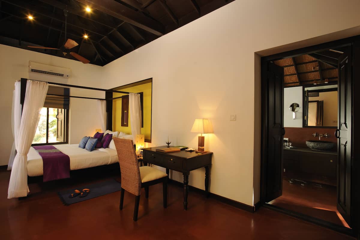 Superior Cottage, 1 King Bed, Partial Sea View