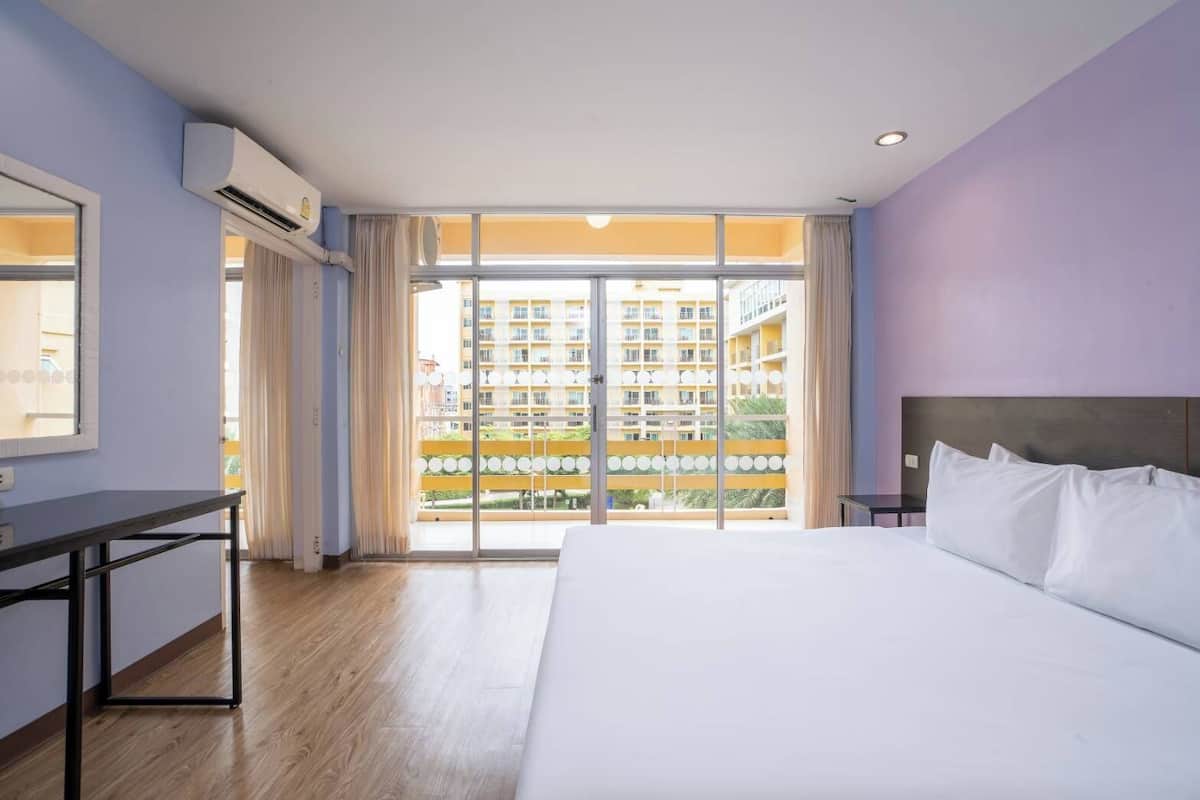 Junior Suite | In-room safe, individually decorated, individually furnished, desk