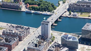 Eine Vogelperspektive einer Stadt mit einem Fluss, Brücken und Gebäuden.