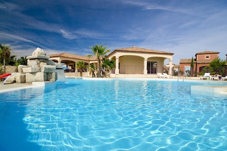 Una piscina al aire libre. Port Minervois - Les Hauts du Lac