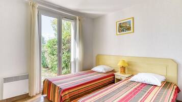 Iron/ironing board, cribs/infant beds