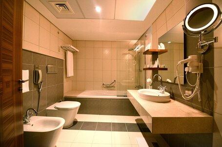 City Seasons Al Hamra Hotel - Image 6
