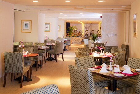City Seasons Al Hamra Hotel - Image 26