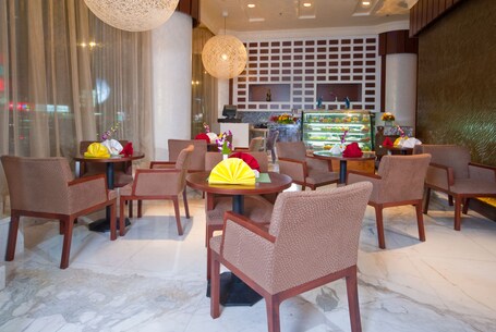 City Seasons Al Hamra Hotel - Image 7