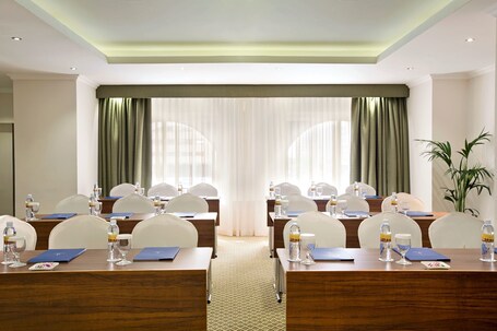 City Seasons Al Hamra Hotel - Image 10