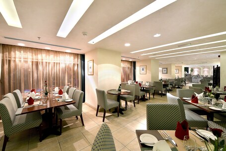 City Seasons Al Hamra Hotel - Image 28
