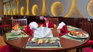 2 restaurantes; se sirven desayunos, almuerzos y cocina internacional