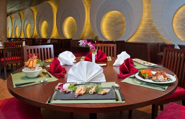 2 restaurants; breakfast, lunch, and dinner served