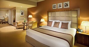 Executive Suite | Premium bedding, minibar, in-room safe, desk