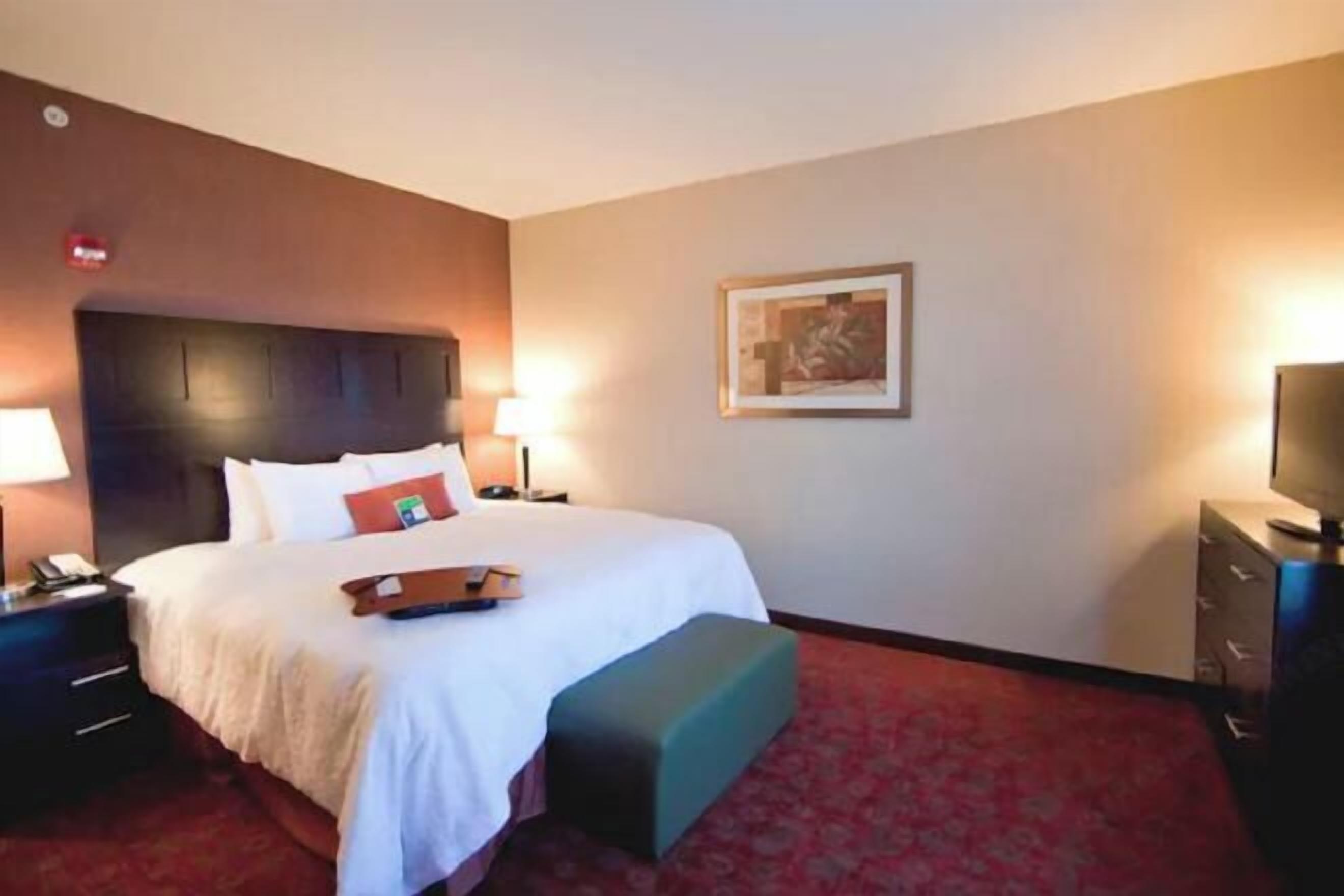 Roupas de cama premium, espaço de trabalho para notebook