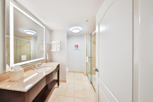 One King Bed, Non-Smoking | Bathroom | Hair dryer, towels, soap, shampoo