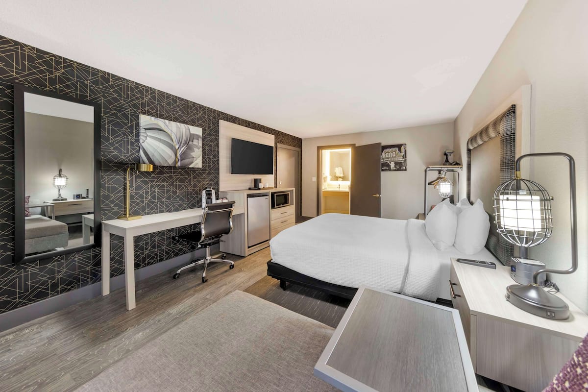 1 bedroom, premium bedding, in-room safe, desk