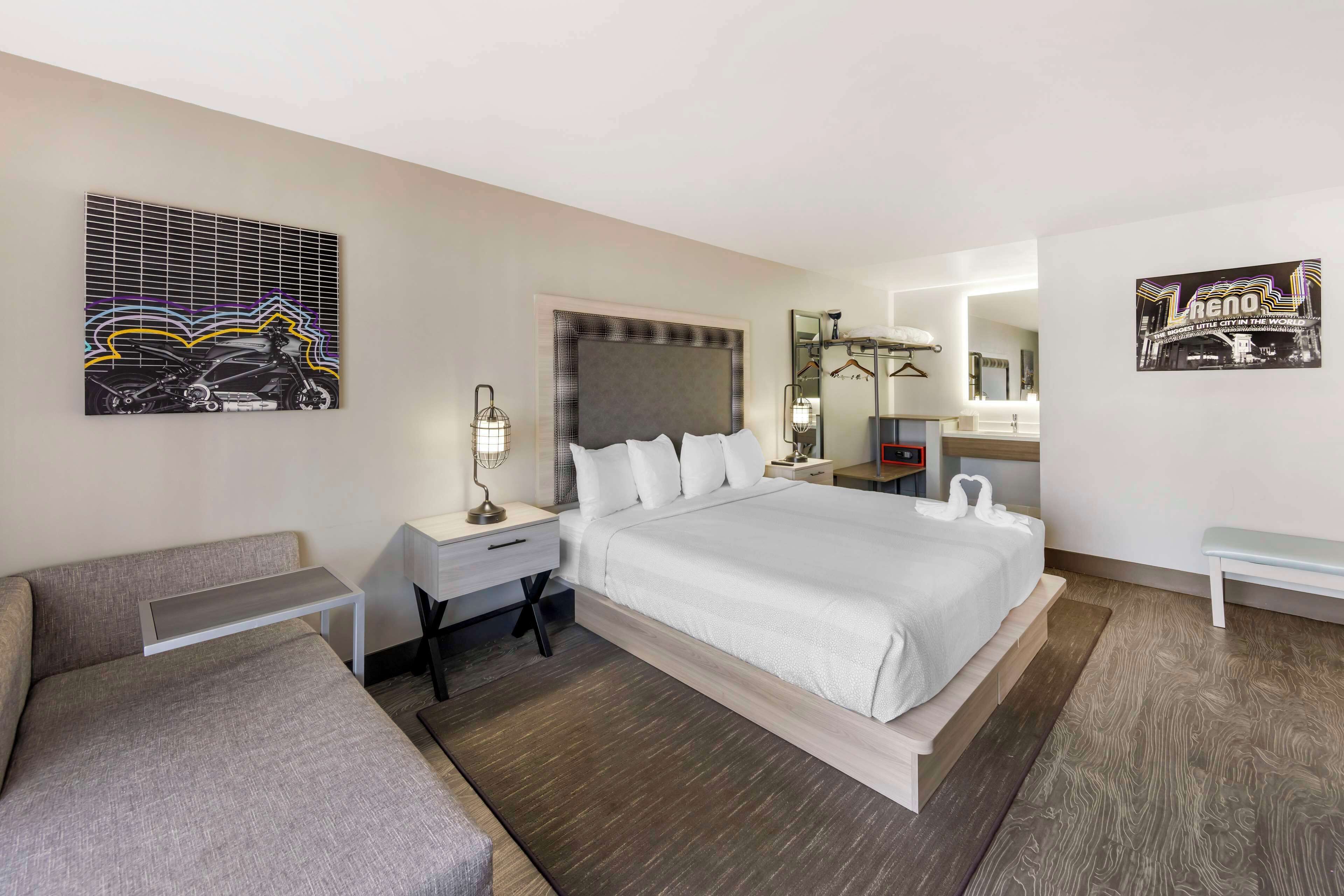 Premium bedding, in-room safe, desk, laptop workspace