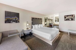 Suite, 1 kingsize-seng, ikke-røyk, tekjøkken (Living Room;Shower Only;with Sofabed) | Sengetøy av topp kvalitet, safe på rommet og skrivebord