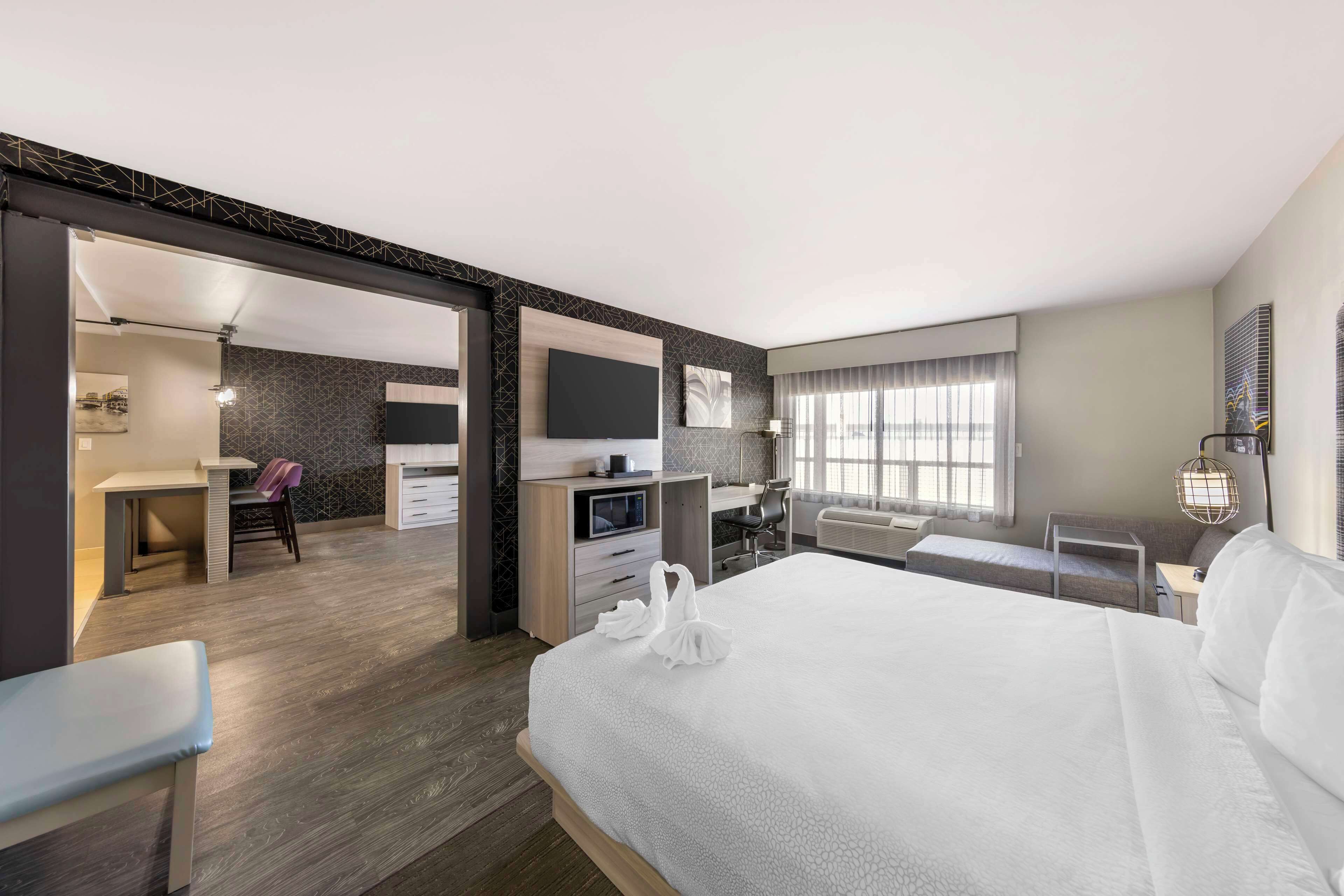 suite, 1 king bed, non smoking, kitchenette (living room;shower only;with sofabed) | 1 bedroom, premium bedding, in-room safe, desk