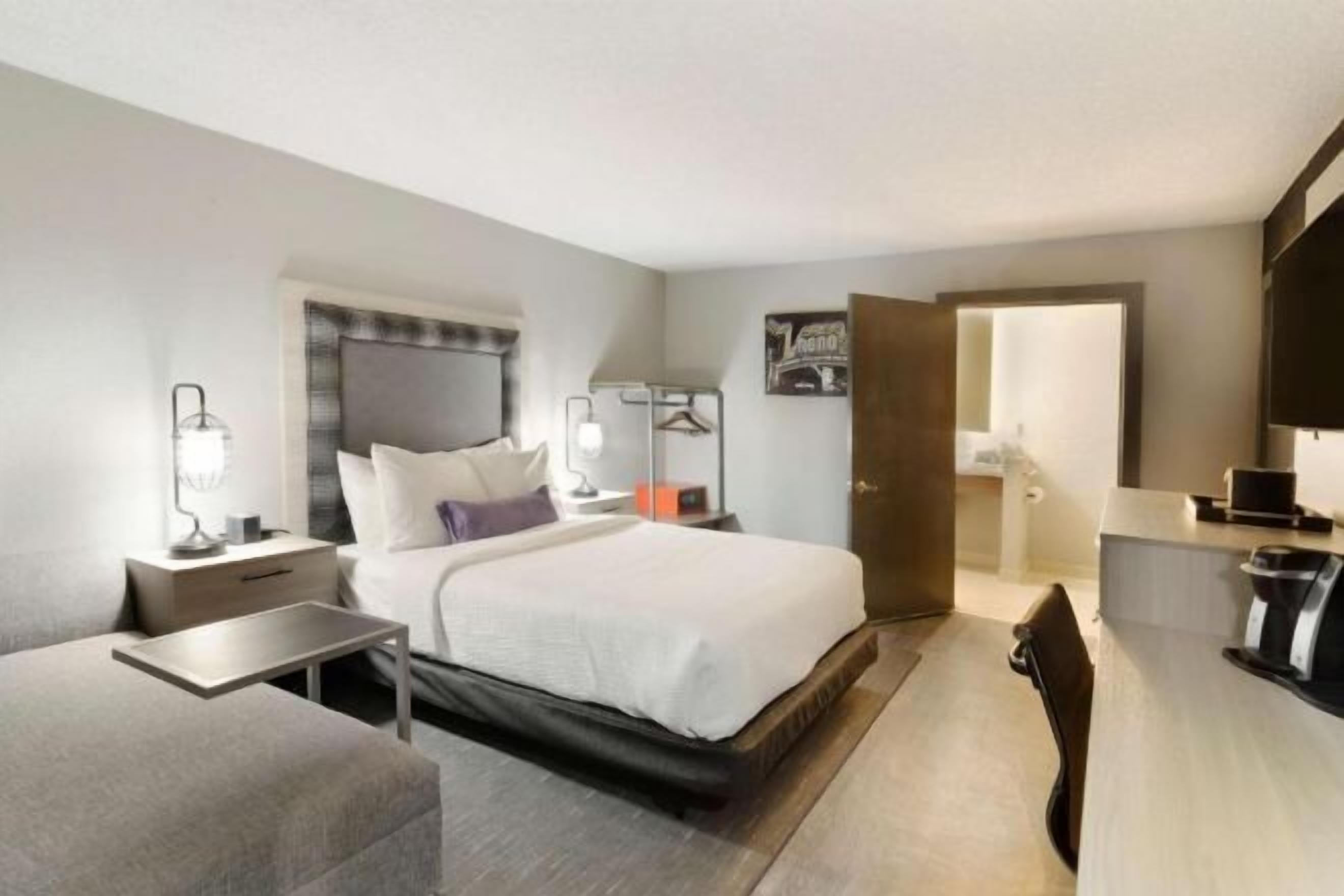 Hochwertige Bettwaren, Zimmersafe, Schreibtisch