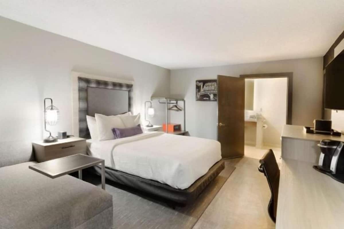 Premium bedding, in-room safe, desk, laptop workspace