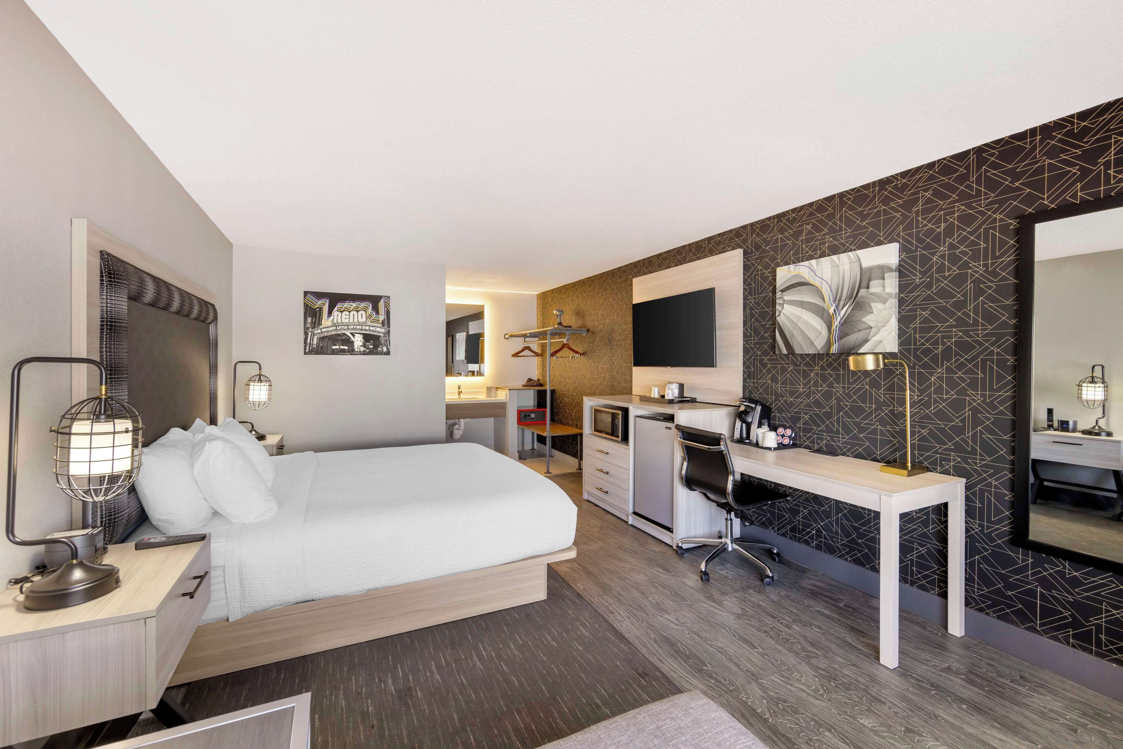 1 bedroom, premium bedding, in-room safe, desk