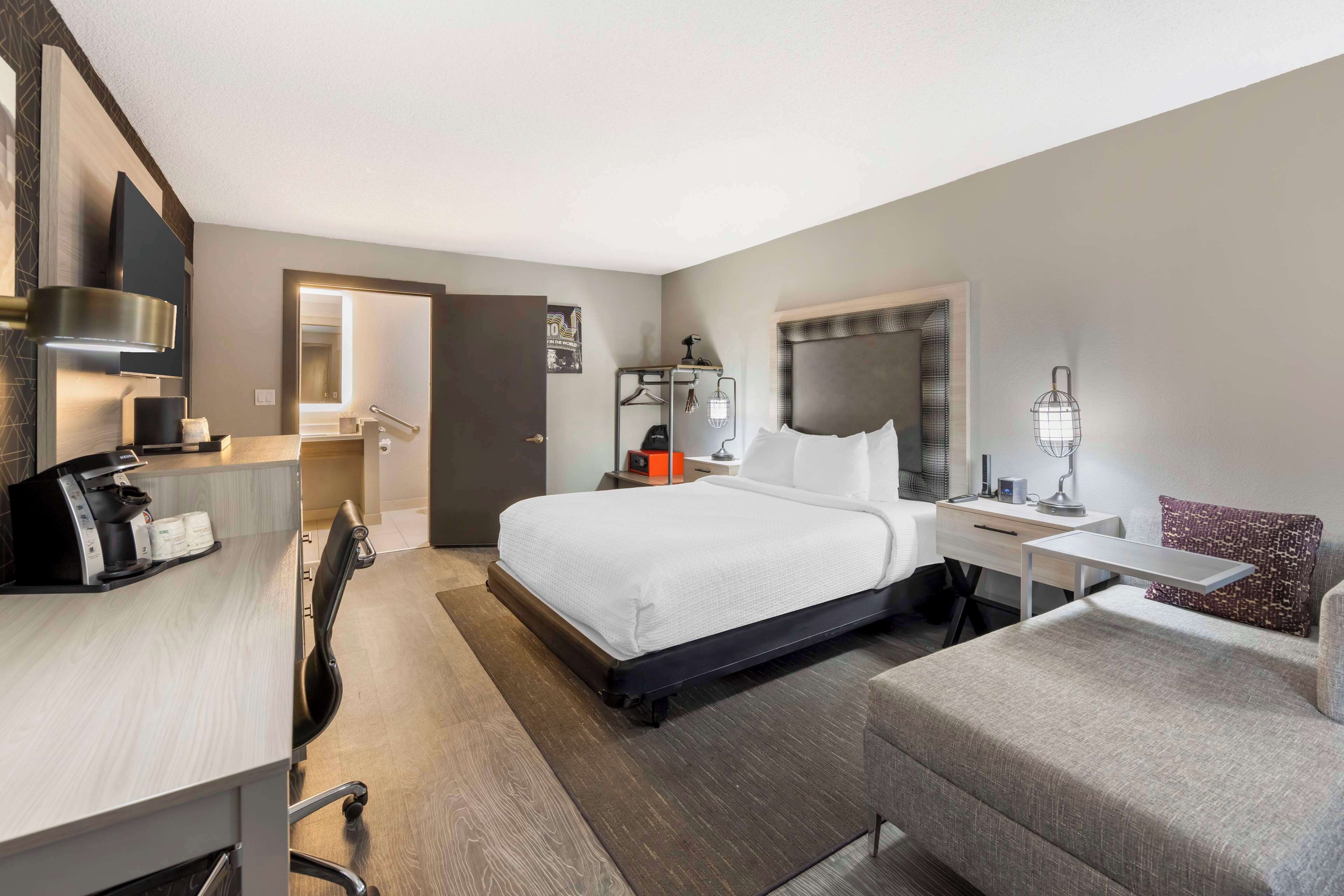 1 bedroom, premium bedding, in-room safe, desk