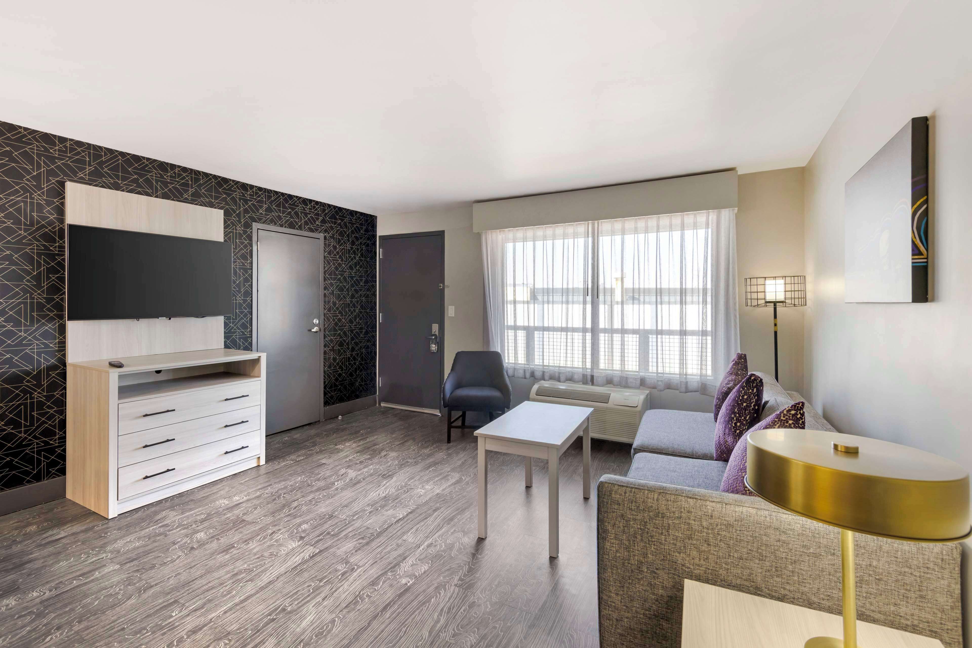 suite, 1 king bed, non smoking, kitchenette (living room;shower only;with sofabed) | 1 bedroom, premium bedding, in-room safe, desk