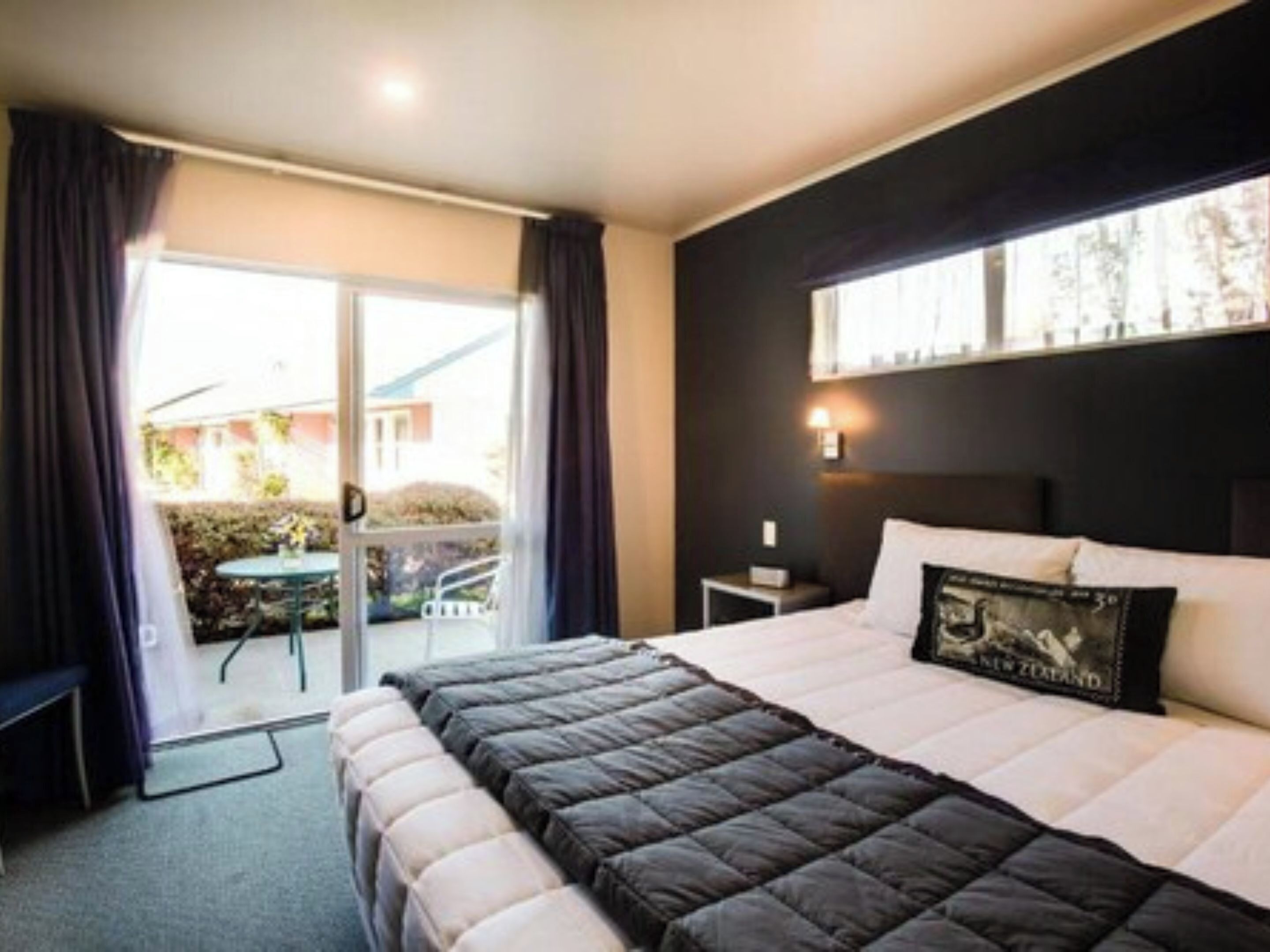 Escritorio, espacio para trabajar con un portátil, cortinas opacas