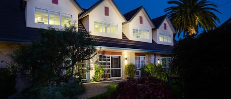 Fachada de la propiedad por la tarde o noche